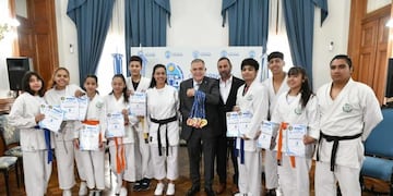 El gobernador recibió a los campeones de Karate.