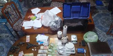 Algono de los elementos que fueron secuestrados por la Policía en dos viviendas de Maipú. Gentileza Ministerio de Seguridad