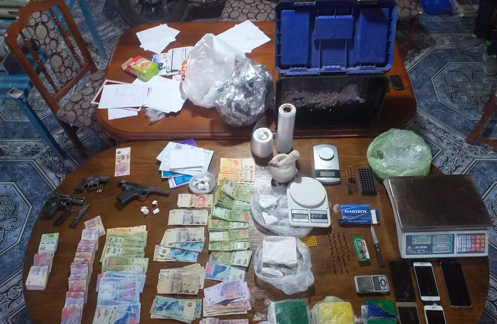 Secuestran drogas, armas y varios vehículos en dos allanamientos en Rodeo del Medio