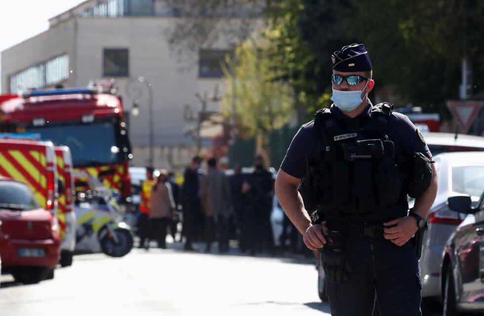 Francia: una agente de policía fue acuchillada por un hombre, y la policía lo abatió