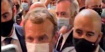 El momento del impacto del huevo arrojado contra el hombro de Emmanuel Macron. LYONMAG.COM vía AP.