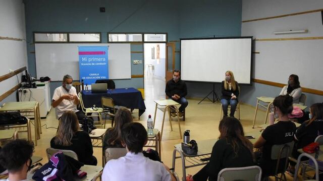 Capacitaron a alumnos de la Escuela de la Plaza sobre su primera licencia de conducir