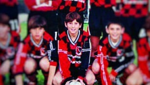 La camiseta que usó el astro en su infancia será subastada por una cifra millonaria.
