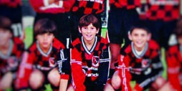 La camiseta que usó el astro en su infancia será subastada por una cifra millonaria.