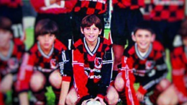 La camiseta que usó el astro en su infancia será subastada por una cifra millonaria.