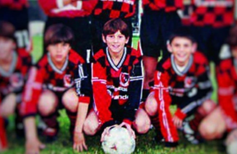 Subastan en París una camiseta que usó Lionel Messi en las inferiores de Newell’s: cuánto sale