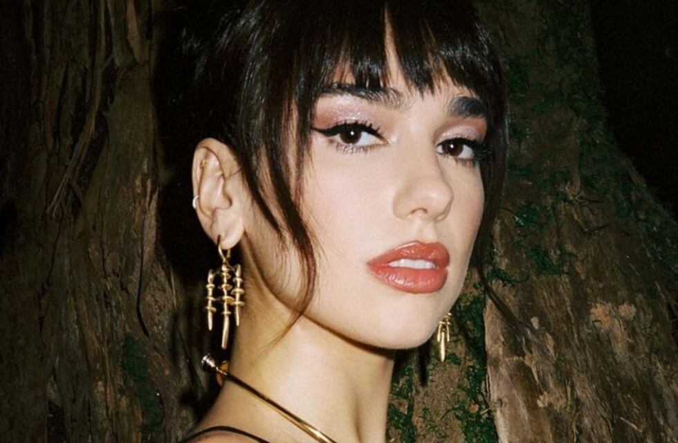 Dua Lipa encendió las redes luciendo un body cut out y un pantalón tiro bajo desde París