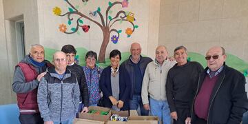 Rotary Libertad y bicisolidarios entregaron alimentos al Frutillitas