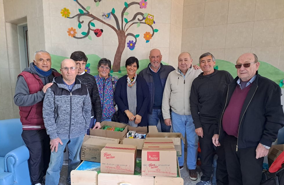 Tres Arroyos: Rotary Libertad y bicisolidarios entregaron alimentos al Frutillitas