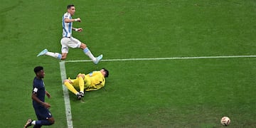 Lusail (Qatar), 18/12/2022.- Angel Di Maria of Argentina scores the 2-0 goal against goalkeeper Hugo Lloris of France (on the ground) during the FIFA World Cup 2022 Final between Argentina and France at Lusail stadium, Lusail, Qatar, 18 December 2022. (Mundial de Fútbol, Francia, Estados Unidos, Catar) EFE/EPA/Noushad Thekkayil