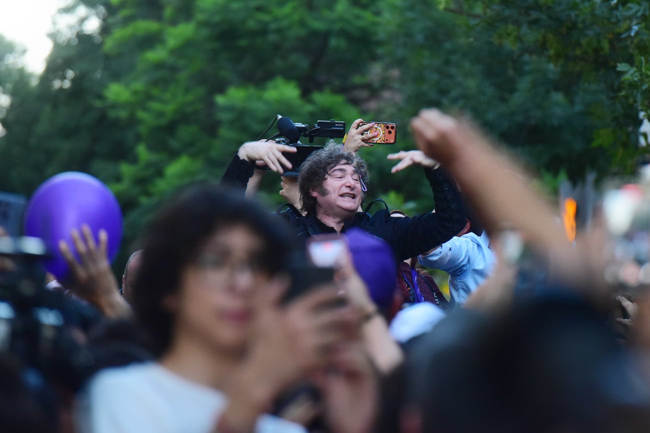 El presidente Javier Milei encabezó en Córdoba la Marcha de la Gratitud, acompañado por su hermana Karina y los diputados Gabriel Bornoroni y Gonzalo Roca. (Nicolás Bravo / La Voz)
