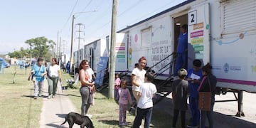 Pediatría, clínica médica, vacunación, medicamentos y trámites en el barrio gracias a los tráileres sanitarios.
