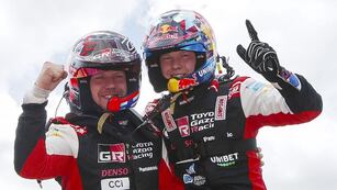 Kalle Rovanpera, a la derecha, y su navegante Jonne Huttunen. La dupla finlandesa y un nuevo título en el WRC. Toyota ya se había asegurado el campeonato de Constructores.