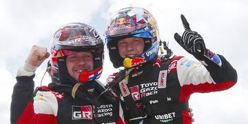 Kalle Rovanpera, a la derecha, y su navegante Jonne Huttunen. La dupla finlandesa y un nuevo título en el WRC. Toyota ya se había asegurado el campeonato de Constructores.