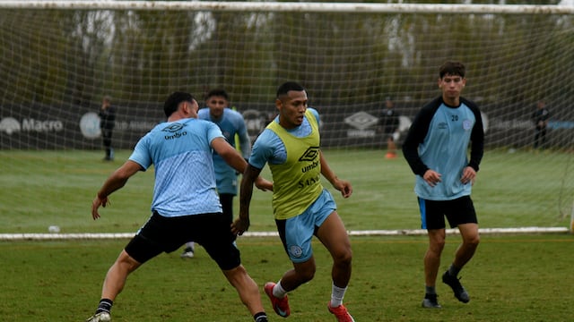 El peruano Reyna, uno de los que podría no seguir en el plantel de Belgrano, que fue licenciado.