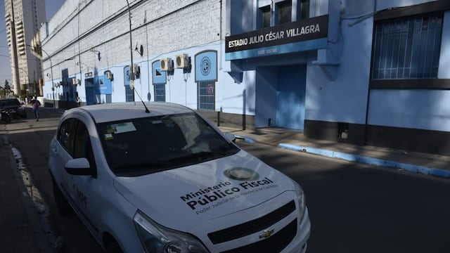 Las autoridades judiciales en la sede de Belgrano en el estadio Gigante de Alberdi. (Facundo Luque)