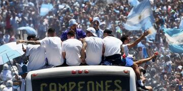 Los campeones del mundo, con la gente. / Twitter