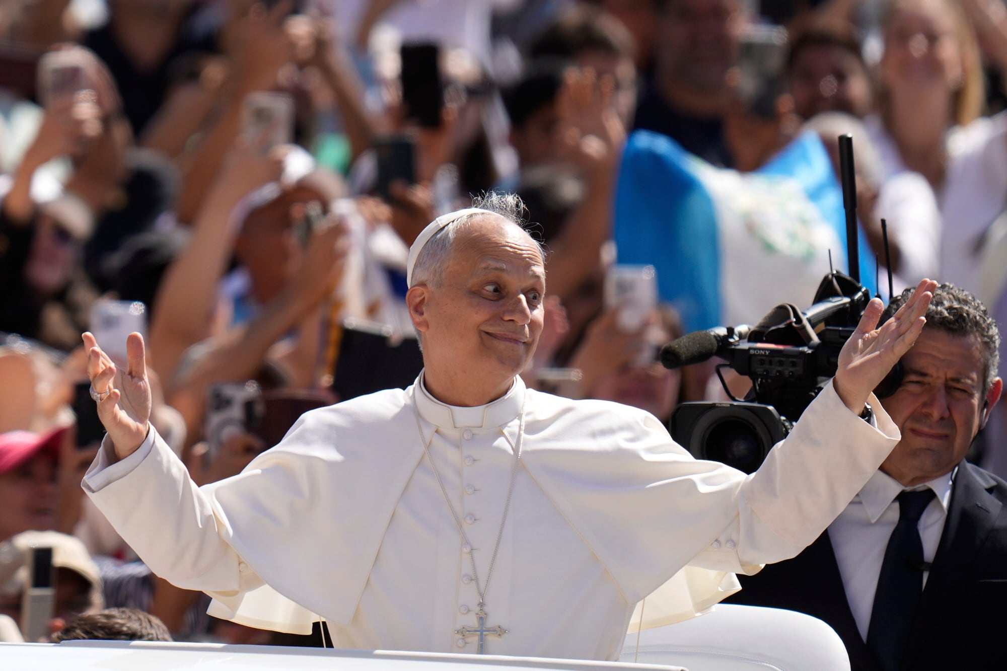 ARCHIVO - El papa León XIV a su llegada a su audiencia semanal en la Plaza de San Pedro, en el Vaticano, el miércoles 4 de junio de 2025. (AP Foto/Gregorio Borgia, Archivo)
