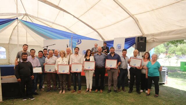 Todos los distinguidos durante el aniversario 89 de la Cámara de Comercio de Alvear.