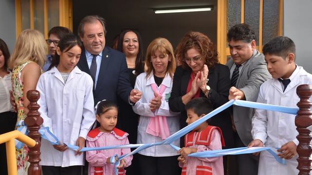 Autoridades y alumnos de la Escuela nº 224 "Nuestra Señora del Rosario" de Monterrico, en el corte de cintas para dejar inauguradas las obras realizadas en el edificio.