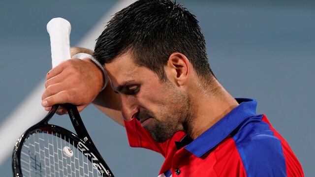Djokovic ganaba bien, pero comenzó a cometer errores y se fue apagando. Perdió en semifinales de Tokio 2020 y no habrá Golden Slam para él. (Foto: AP)