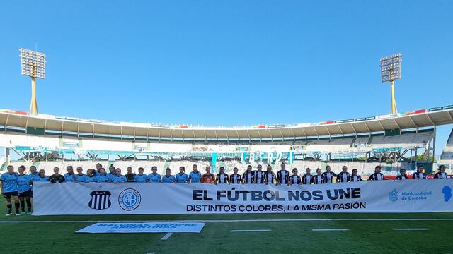 Las chicas de Belgrano y Talleres, con la misma bandera.