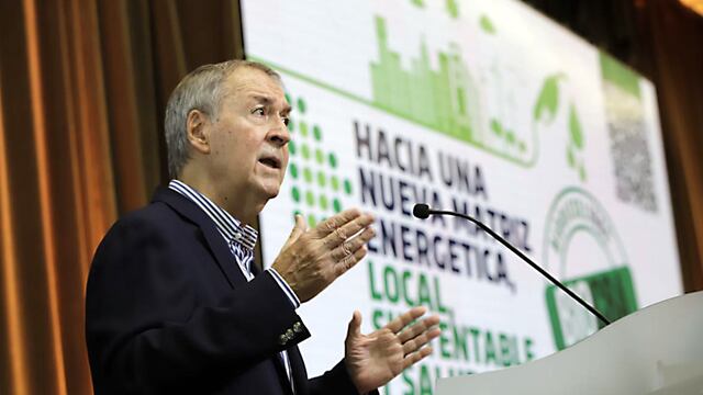 Schiaretti Presentó el Programa BioCba - B100C de Autoconsumo de Biodiesel 100 % para reemplazar combustibles contaminantes
 por biocombustibles y producir con autonomía energética. (Gobierno de Córdoba)