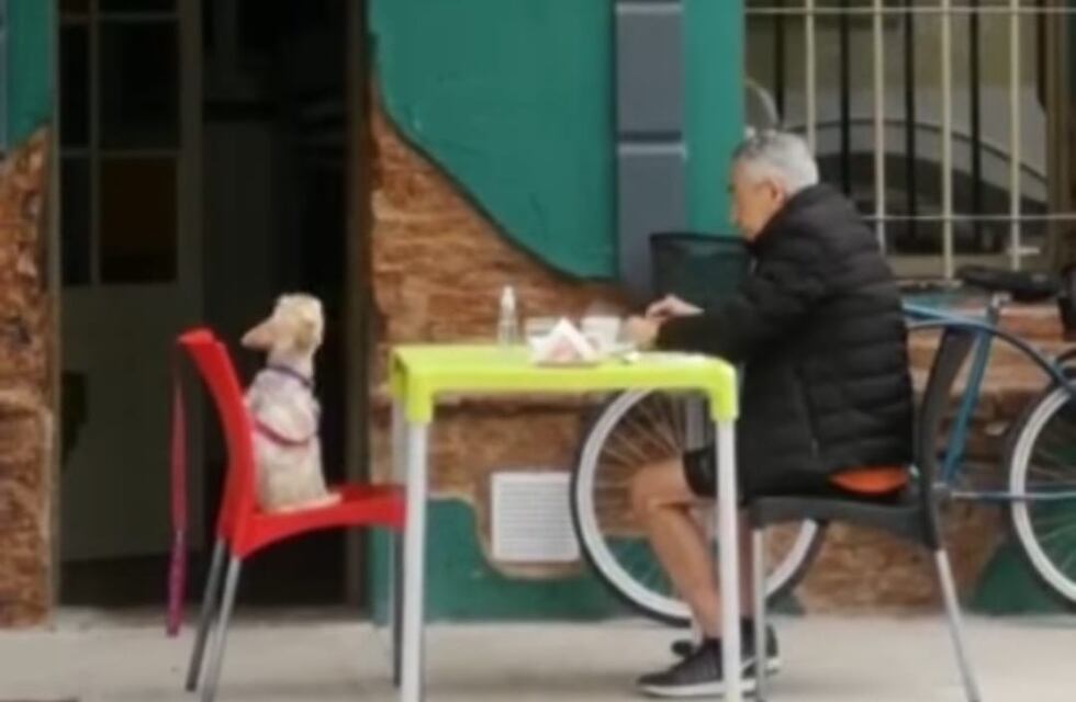 El video viral del hombre desayunando con su perro es de Arroyito
