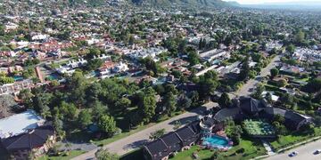 Ciudad y montaña. La parte urbana ya avanzó sobre las laderas que la rodean y se discute ahora fijar nuevos límites. Otros intentos anteriores quedaron relativizados porque se autorizaban excepciones (Gentileza Cóndor Fly Drones)