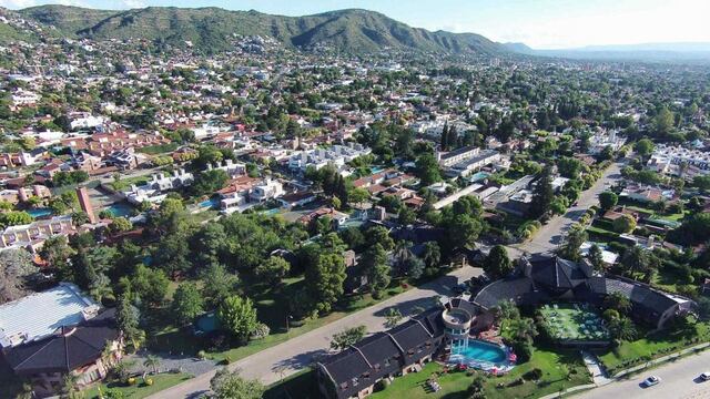 Ciudad y montaña. La parte urbana ya avanzó sobre las laderas que la rodean y se discute ahora fijar nuevos límites. Otros intentos anteriores quedaron relativizados porque se autorizaban excepciones (Gentileza Cóndor Fly Drones)