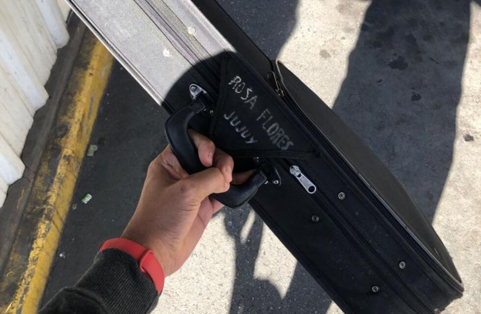 Córdoba: encontró un violín en la parada del colectivo y pide ayuda para encontrar a su dueña