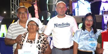 Martina Herrera (a la izquierda) fue reconocida como la ganadora absoluta del Concurso del Tamal. Con ella, los funcionarios municipales Luis Moreno (al centro) y Juana Gaspar.