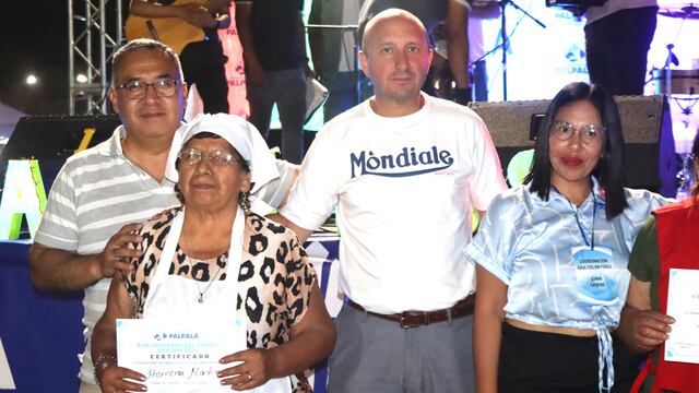 Martina Herrera (a la izquierda) fue reconocida como la ganadora absoluta del Concurso del Tamal. Con ella, los funcionarios municipales Luis Moreno (al centro) y Juana Gaspar.