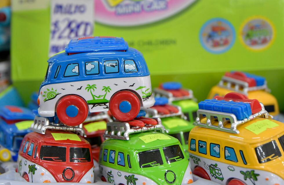 Un chofer de colectivo encontró una bolsa con juguetes: quiere encontrar al nene que se la olvidó