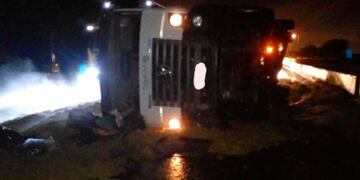 El camión quedó tumbado y su conductor murió en el acto.
