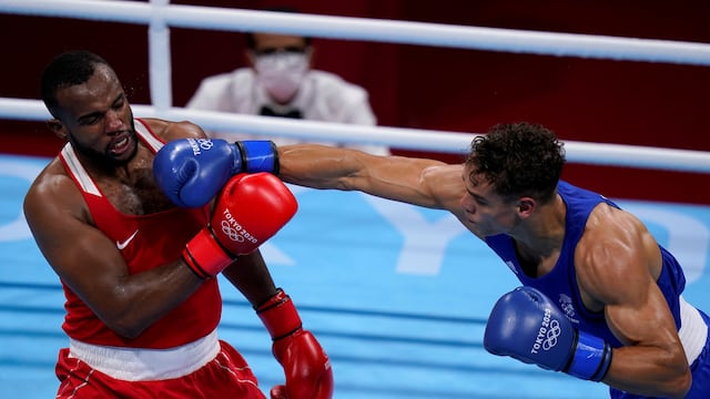 La pelea de los Juegos Olímpicos tuvo un episodio parecido al que protagonizaron Mike Tyson y Evander Holyfield hace 24 años.