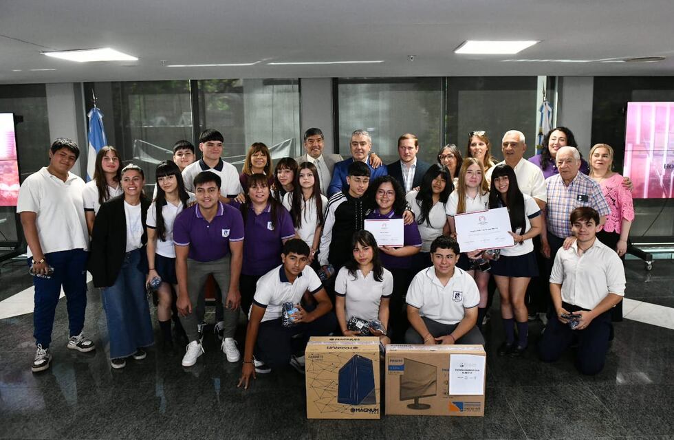 Legislatura distinguió a estudiantes por su mirada histórica