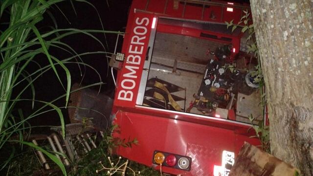 Dos bomberos resultaron heridos tras el vuelco de autobomba en El Soberbio.