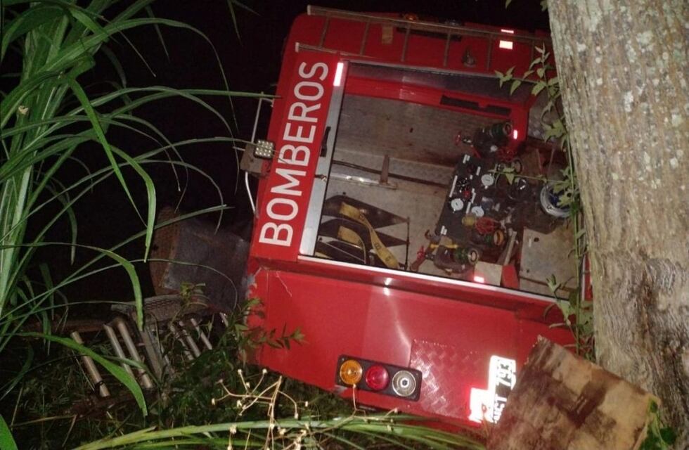 Dos bomberos resultaron heridos tras el vuelco de autobomba en El Soberbio