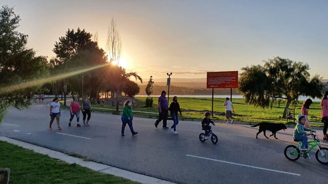 Costanera del lago San Roque. Carlos Paz.