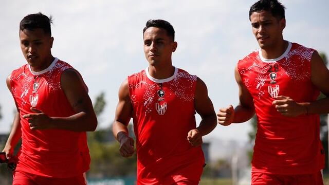 Sebastián Corda (al centro), el primer refuerzo de Instituto que ya inició la pretemporada con sus nuevos compañeros (Foto: Prensa Instituto).