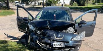 Colisión entre dos autos en Morteros. (foto gentileza: Comisaria de Brinkmann).