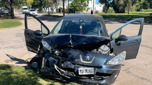 Colisión entre dos autos en Morteros. (foto gentileza: Comisaria de Brinkmann).