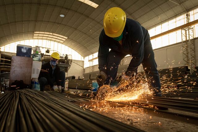 Como novedad, se sumó al decreto un artículo adicional que establece que el coronavirus será considerada una “enfermedad profesional”.