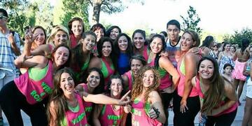 Participantes de la escuela de danzas brasileras "Verde e rosa".