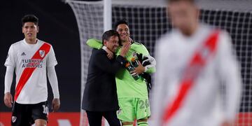 Marcelo Gallardo, el entrenador de River, entró a la cancha a felicitar a su arquero jugador Enzo Pérez tras la victoria por 2-1 ante Santa Fe de Colombia. (AP)