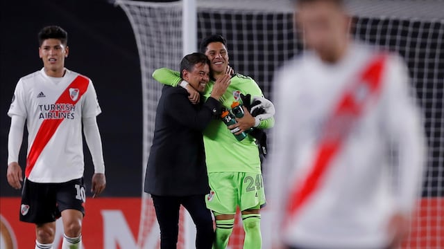 Marcelo Gallardo, el entrenador de River, entró a la cancha a felicitar a su arquero jugador Enzo Pérez tras la victoria por 2-1 ante Santa Fe de Colombia. (AP)