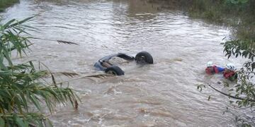 Personal de Bomberos y de la Policía rescataron el cuerpo del adolescente.