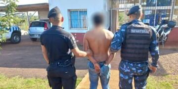 Subió a un taxi y le robó el celular al chofer en Alem.