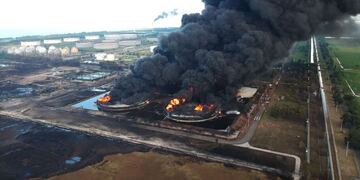 Vista aérea del incendio en la refinería. (Foto: AFP)